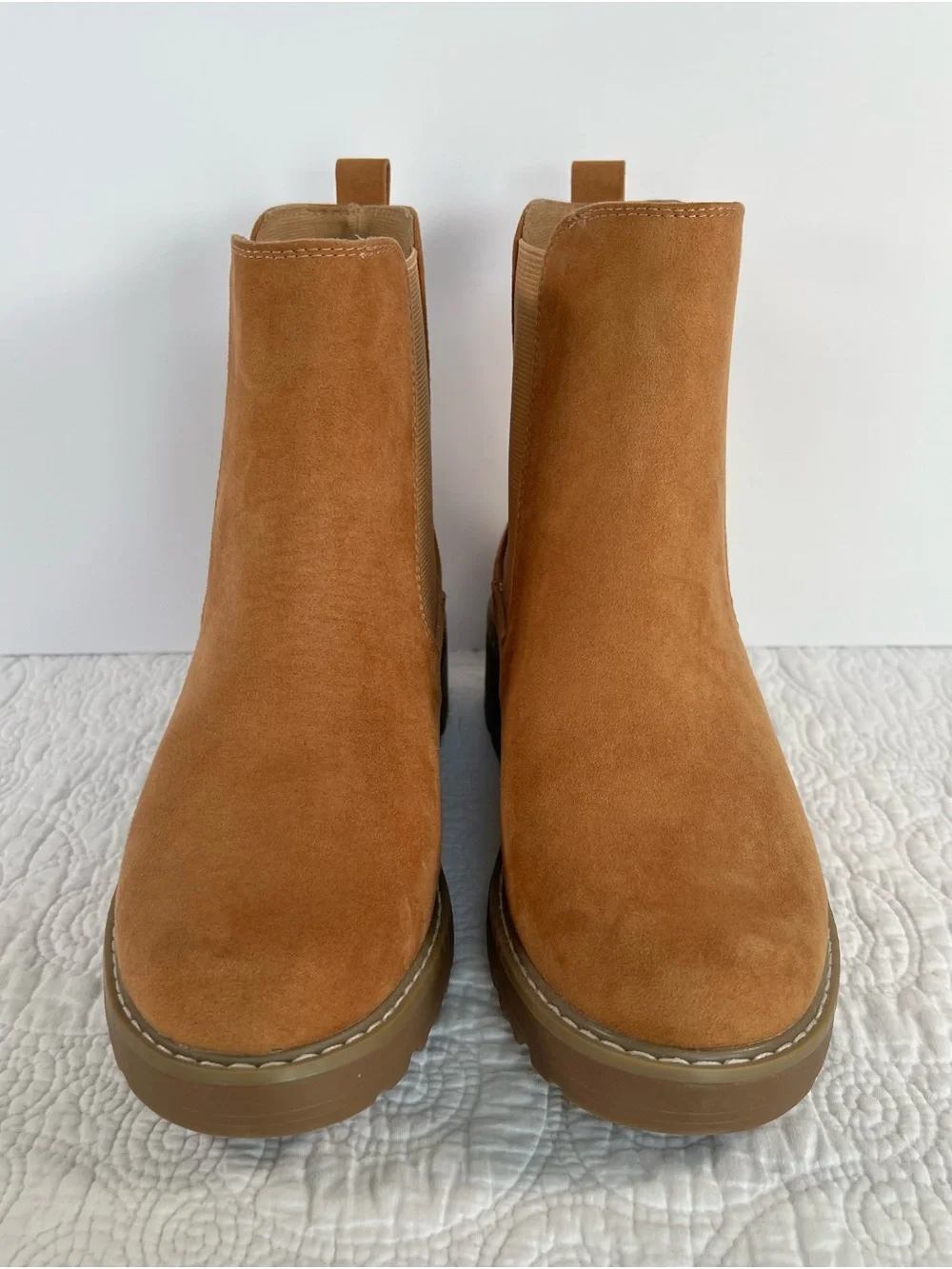 Universal Thread Tan Chelsea Boots Women’s Size 8 Lug Sole Ankle Booties NEW